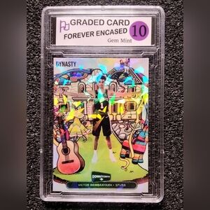 Victor Wembanwama Spurs MVP Cracked Ice Hologrzphic Badketball Rookie Card